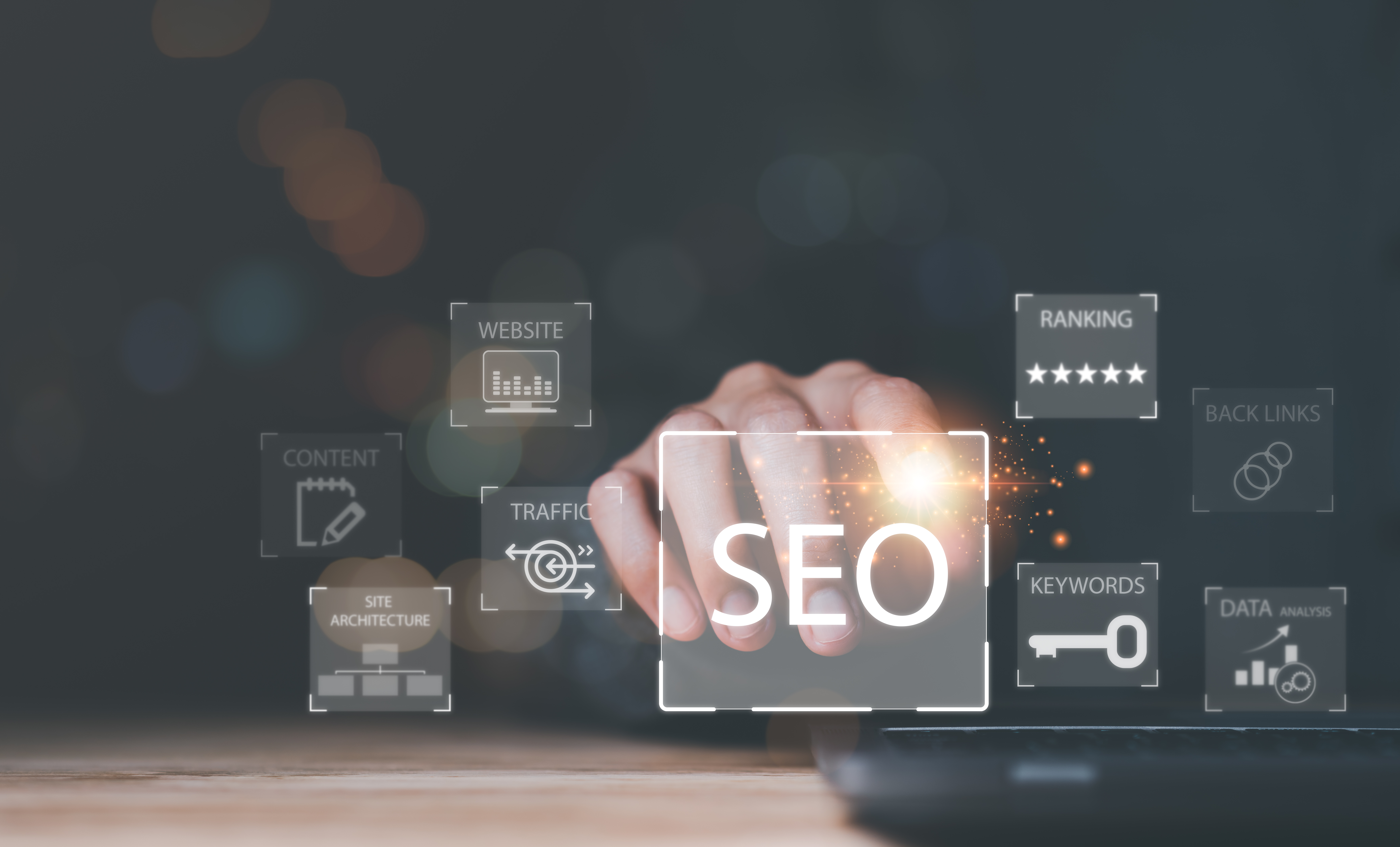 Marketer holding pointing to icon and shows SEO concepts, optimization analysis tools, search engine rankings, social media sites based on results analysis data,Ranking the best sites for search Marketer using a computer to set up online marketing